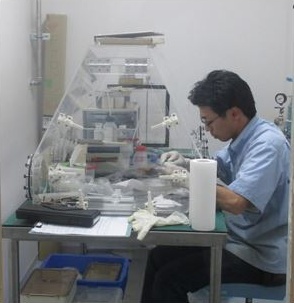 I.S.C.Lab.の結晶加工の作業風景