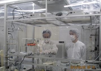 I.S.C.Lab.の原料精製の作業風景